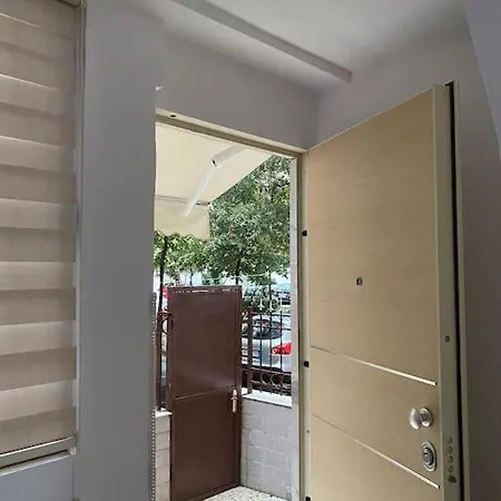 Es Tirana